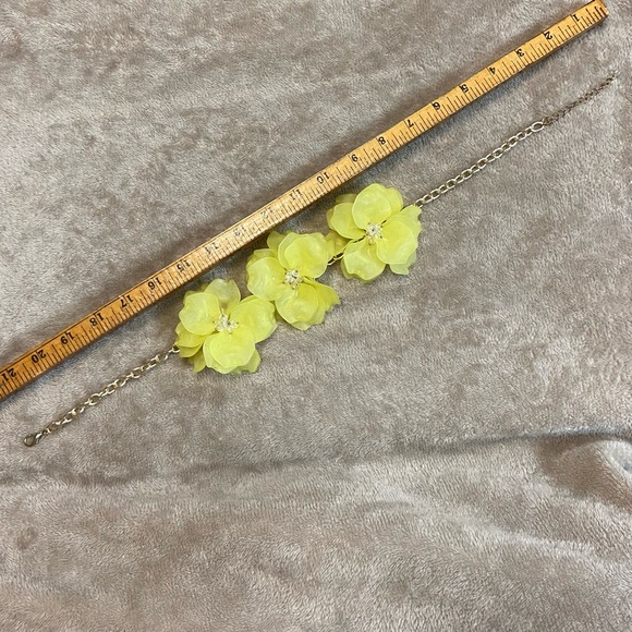 Stunning Necklace with 3 Yellow Acrylic Flowers on a Gold Tone Chain - Picture 6 of 6